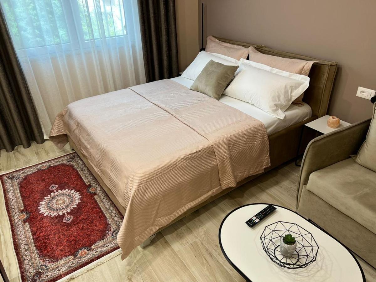 Апартаменти Smart , Lovely In Тирана
